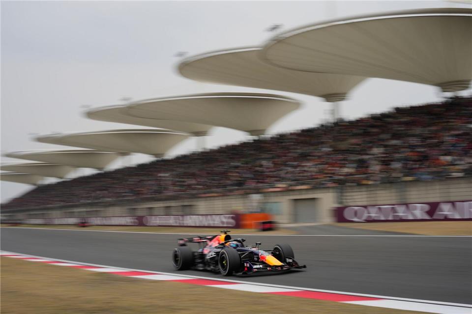  Formel-1-Weltmeisterschaft, Grand Prix von China: Red-Bull-Pilot Max Verstappen aus den Niederlanden steuert sein Auto.Vincent Thian/AP/dpa