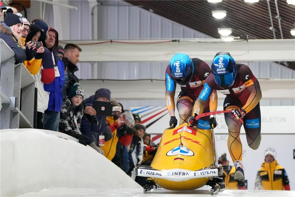 Dreier-Führung im Zweierbob: Friedrich greift nach Gold Francesco Friedrich (r) und Alexander Schüller aus Deutschland führen bei der Bob-WM in Lake Placid.Seth Wenig/AP