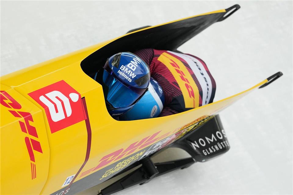  Francesco Friedrich und Alexander Schaller rasen im Zweierbob auf Rang zwei. Matthias Schrader/AP/dpa