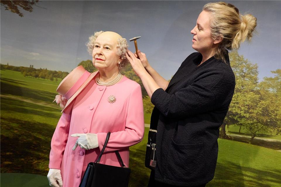  Frühjahrsputz  im WachsfigurenkabinettGeorg Wendt/dpa