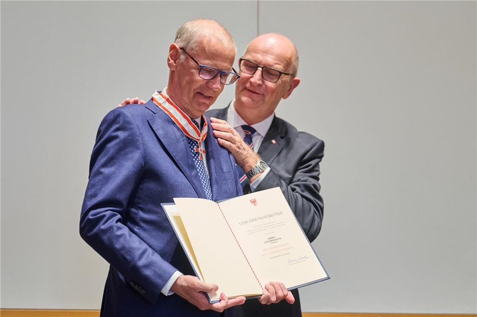  Günther Jauch freut sich über den Landesverdienstorden. Annette Riedl/dpa