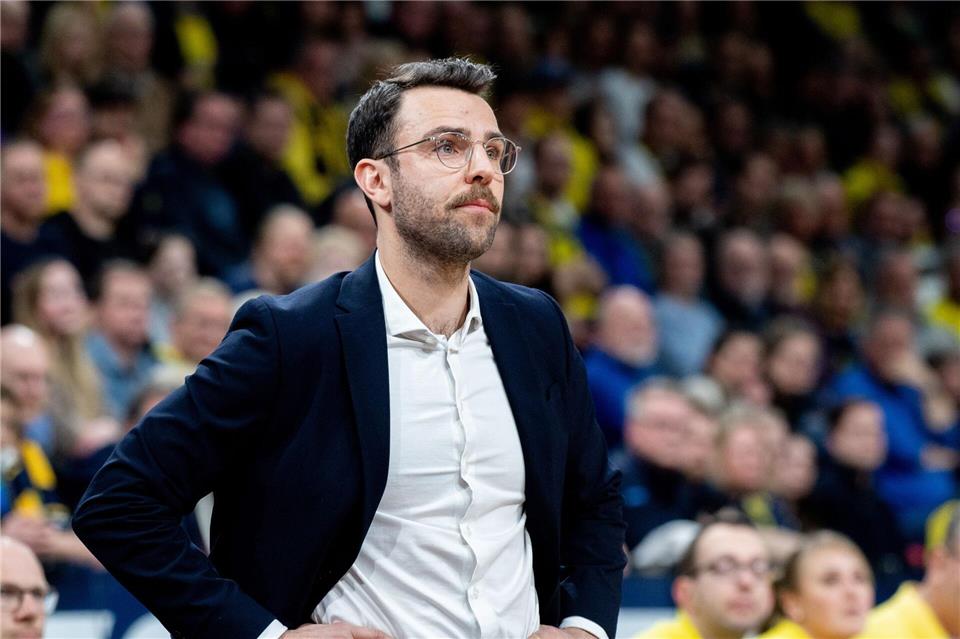  Hamburgs Trainer Benka Barloschky steht enttäuscht am Spielfeldrand.Hauke-Christian Dittrich/dpa