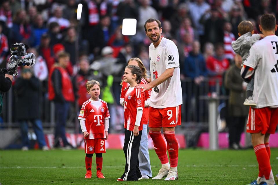  Harry Kane genießt seine zweite Meisterschaft mit dem FC Bayern mit seinen Kindern.Tom Weller/dpa