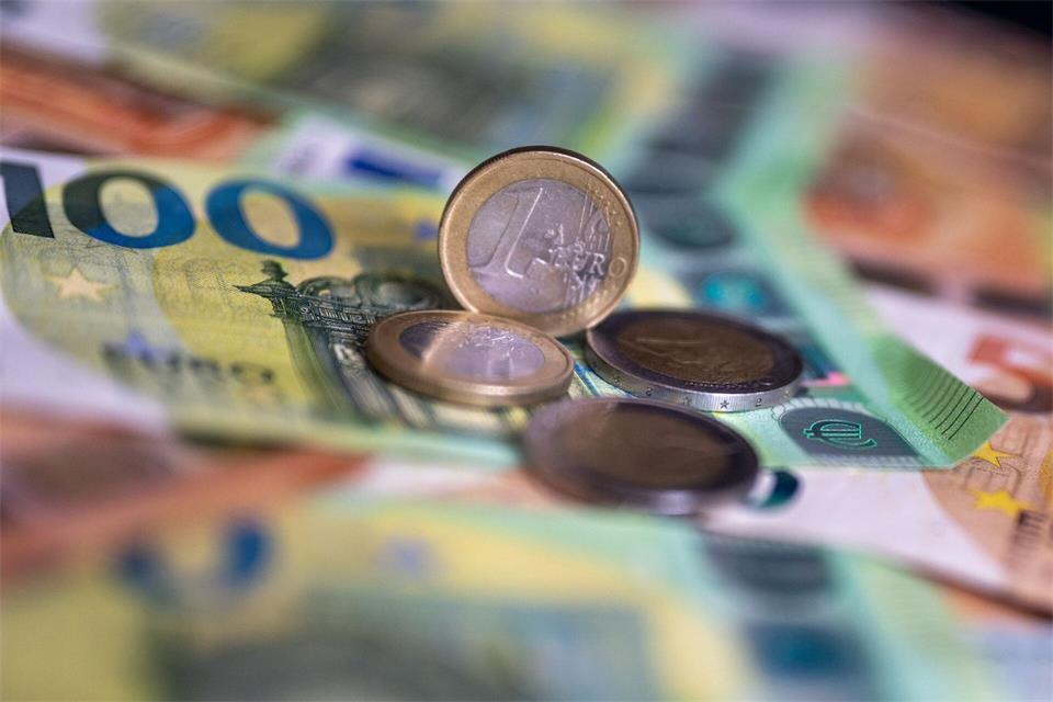  Hessen will für Landesetat 2027 rund 1,7 Milliarden Euro neue Schulden aufnehmen. (Symbolbild)Monika Skolimowska/dpa