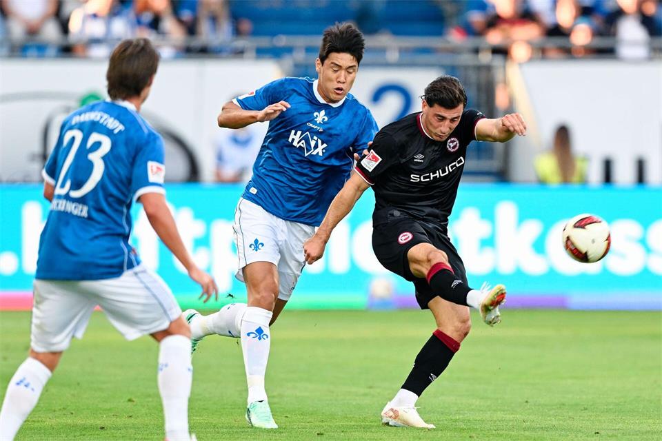  Ho-Jae Lee (Mitte) brachte Darmstadt gegen Bielefeld früh in Führung.Uwe Anspach/dpa