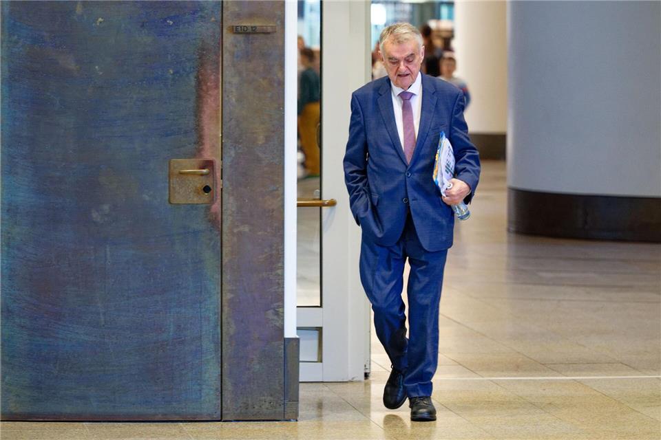  „Ich bin relativ sicher, dass wir das gut gemacht haben. Ich halte keinen der Punkte für wackelig“, sagte Reul in Düsseldorf. Henning Kaiser/dpa