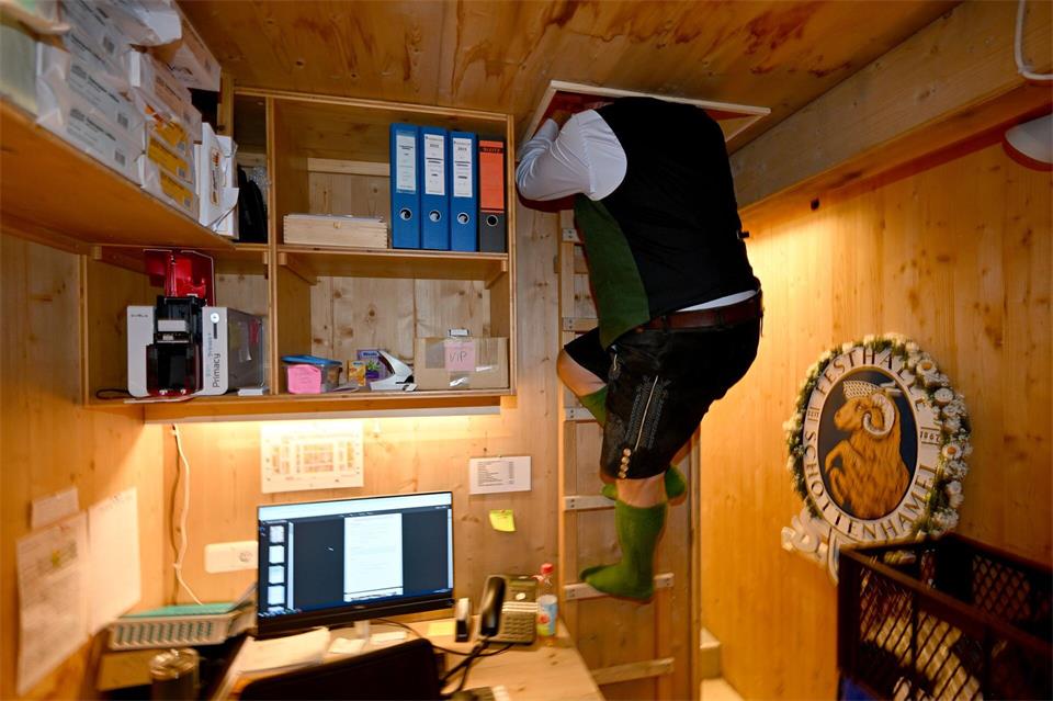  Im Bürotrakt des Zeltes führt direkt neben einem Schreibtisch eine schmale Holzleiter mit sieben Sprossen hinauf in einen zusätzlichen Raum.Felix Hörhager/dpa