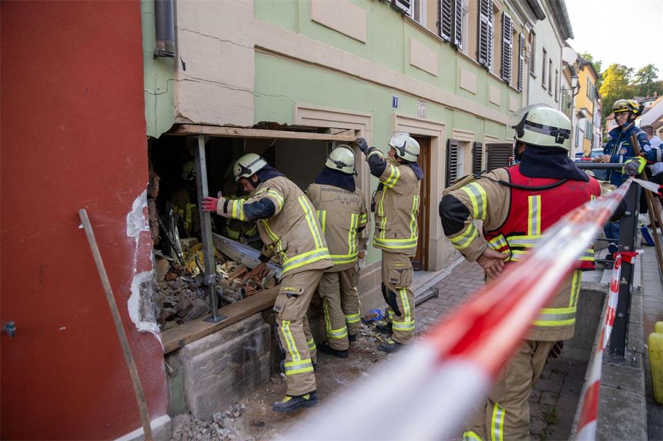  In Bamberg ist ein Auto in eine Hauswand gefahren.Pia Bayer/dpa
