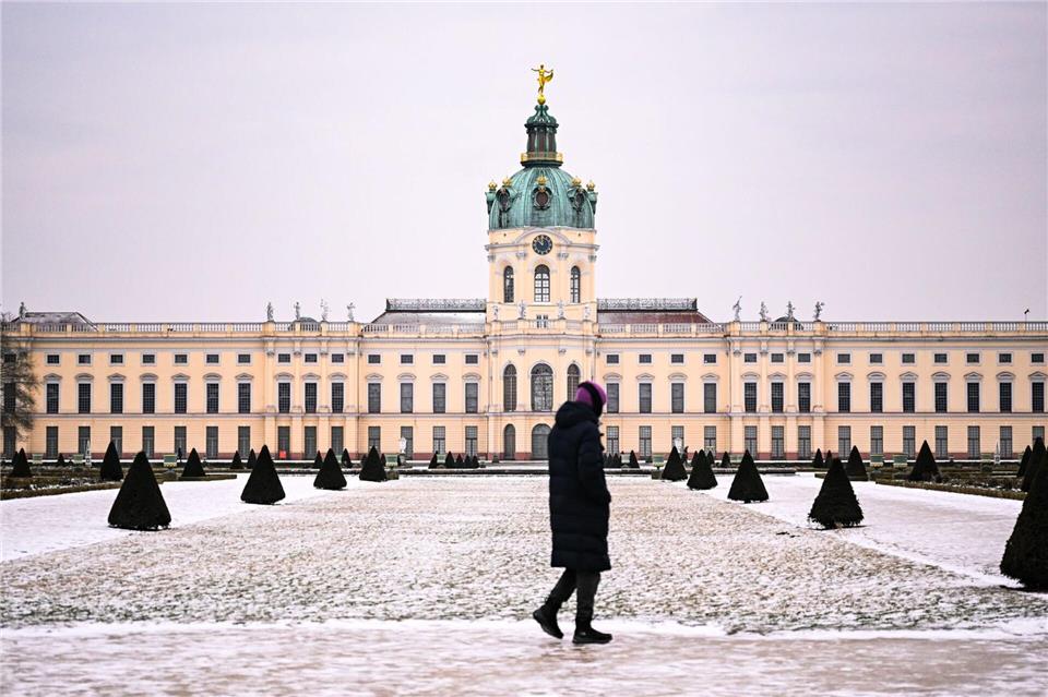  In Berlin bleibt es kalt - auch der Schlosspark Charlottenburg ist vereist. Britta Pedersen/dpa