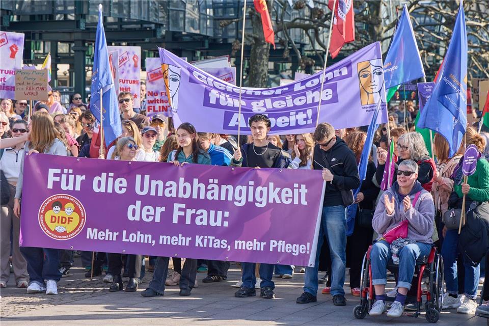 Tausende bei Hamburger Demonstrationen zum Weltfrauentag In Berlin und in Mecklenburg-Vorpommern ist der Frauentag ein gesetzlicher Feiertag, in Hamburg nicht.Georg Wendt/dpa