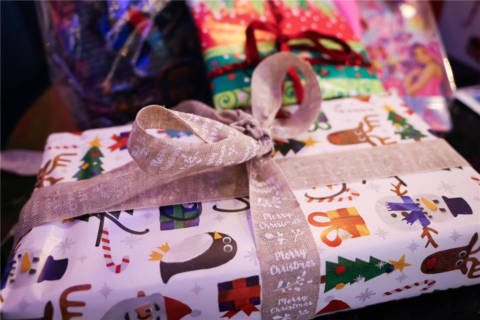  In Hamburg hat ein Mann einen Reisekoffer mit Geschenken gestohlen. (Symbolbild)Christian Charisius/dpa