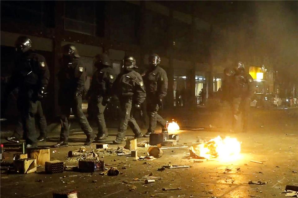  In Steilshoop wurden laut Polizei Passanten und Einsatzkräfte mit Pyrotechnik beworfen.Marcus Golejewski/dpa