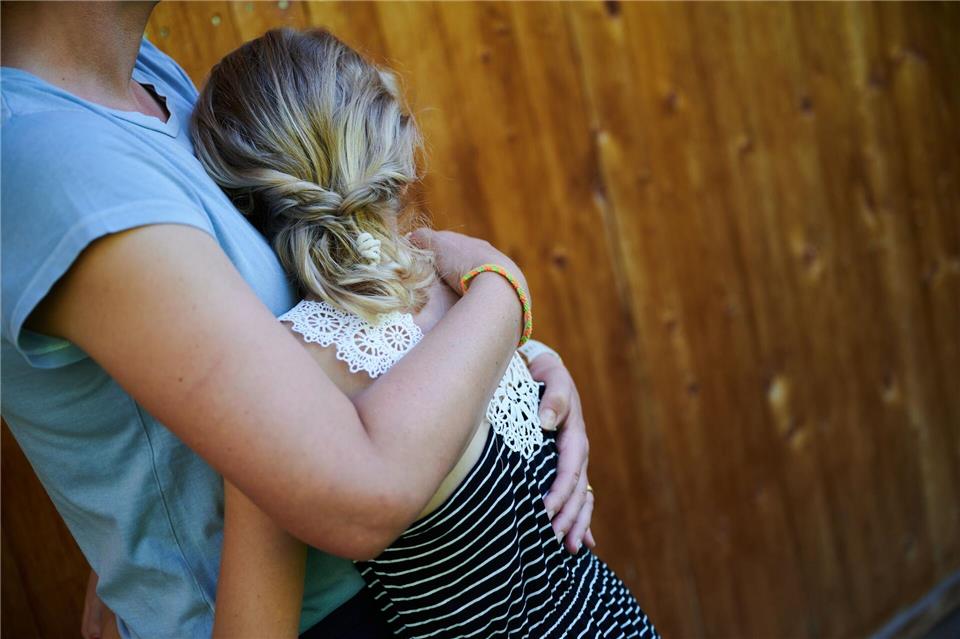 Armut macht einsam – wenn Teilhabe am Leben zu teuer wird In armen Familien fehlt das Geld für den Schwimmbadbesuch mit Freunden oder für Geschenke bei einer Einladung zum Kindergeburtstag. (Symbolfoto)Annette Riedl/dpa