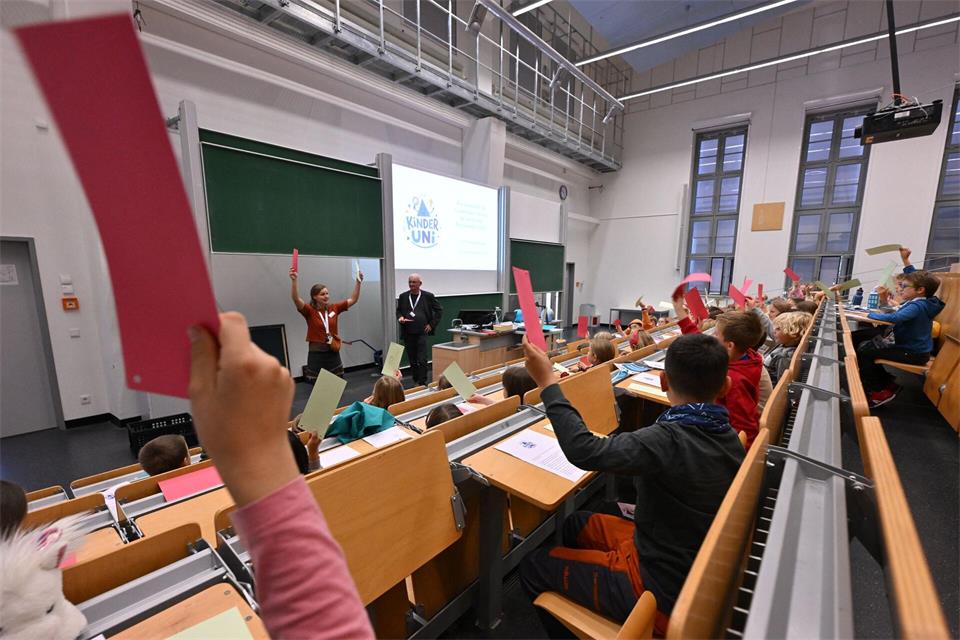  In der Jenaer Ernst-Abbe-Hochschule findet in diesem Jahr die allererste Kinder-Uni statt. Martin Schutt/dpa