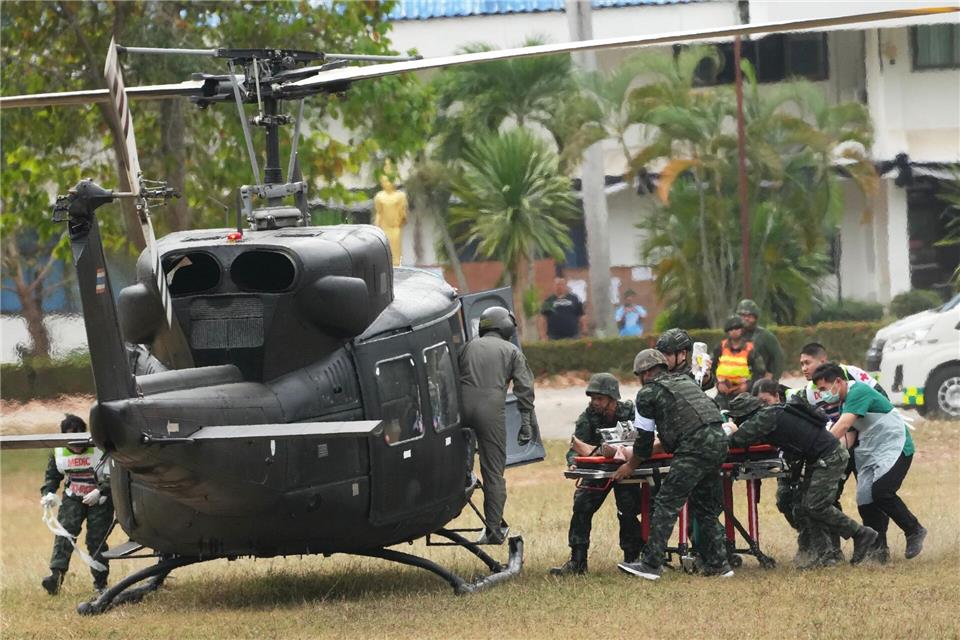  In der Nacht auf Sonntag meldeten beide Seiten Angriffe entlang der Front.Sakchai Lalit/AP/dpa