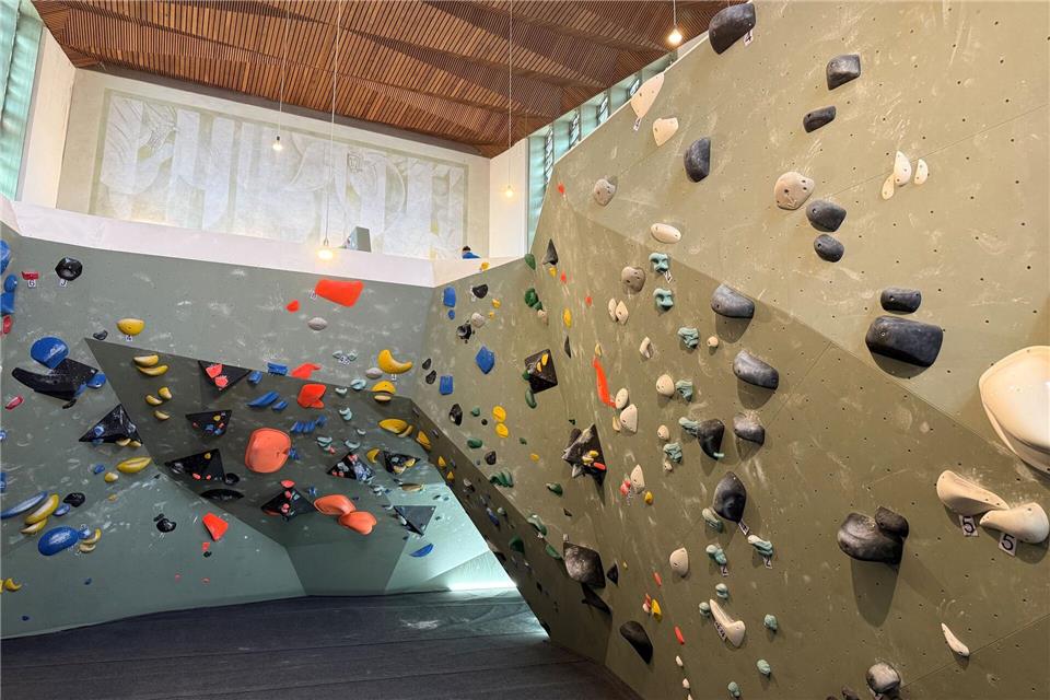  In die ehemalige Kirche wurden Wände mit Klettergriffen eingezogen.Michael Bauer/dpa