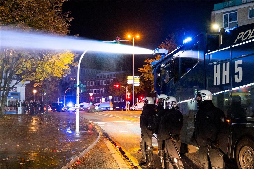 Hamburger Polizei setzt zu Halloween erstmals Drohnen ein   In früheren Halloween-Nächten kam es vereinzelt zu Ausschreitungen in Hamburg. (Archivbild)Daniel Bockwoldt/dpa