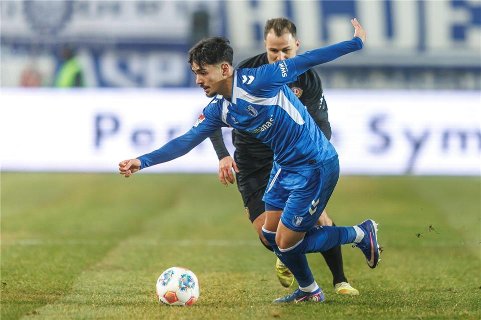  Jakob Lemmer (Dynamo Dresden) kämpft gegen Laurin Ulrich (1. FC Magdeburg) um den Ball.Andreas Gora/dpa