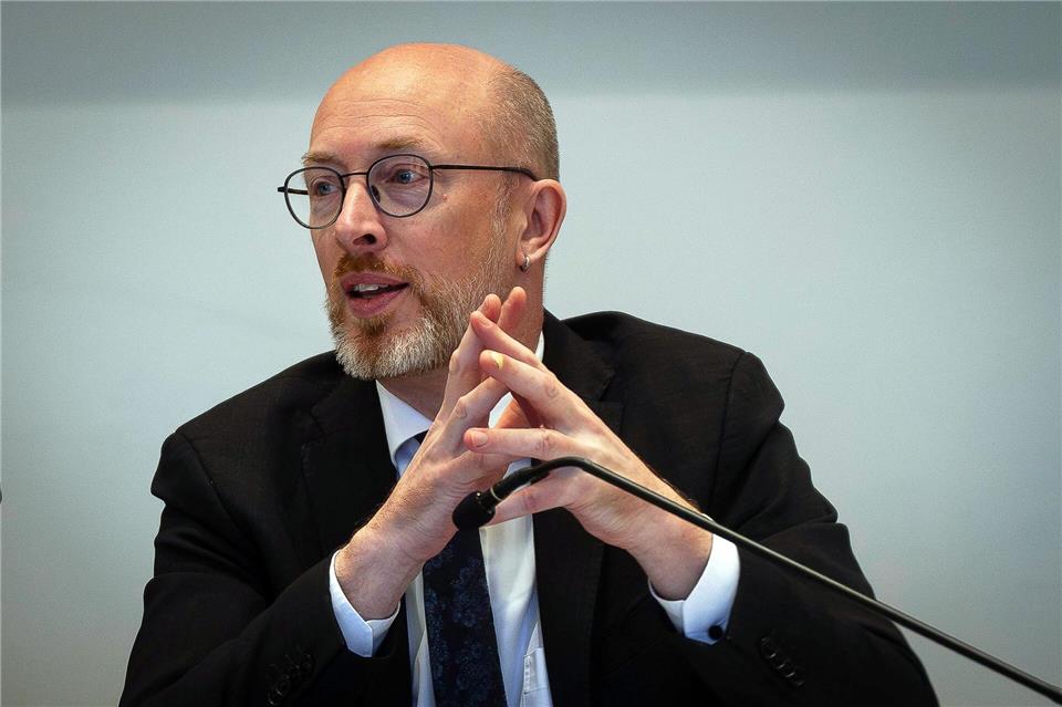  Jede bewilligte Maßnahme stärke die Handlungsfähigkeit der Kommunen, sagt Innenminister Christian Pegel (SPD). (Archivbild)Philip Dulian/dpa