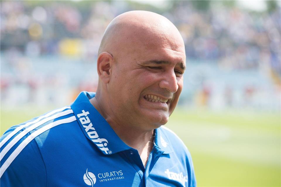  Jenas Trainer Volkan Uluc rechnet bei einer Verletzung seines Spielers mit dem Schlimmsten. (Archivbild)picture alliance / dpa
