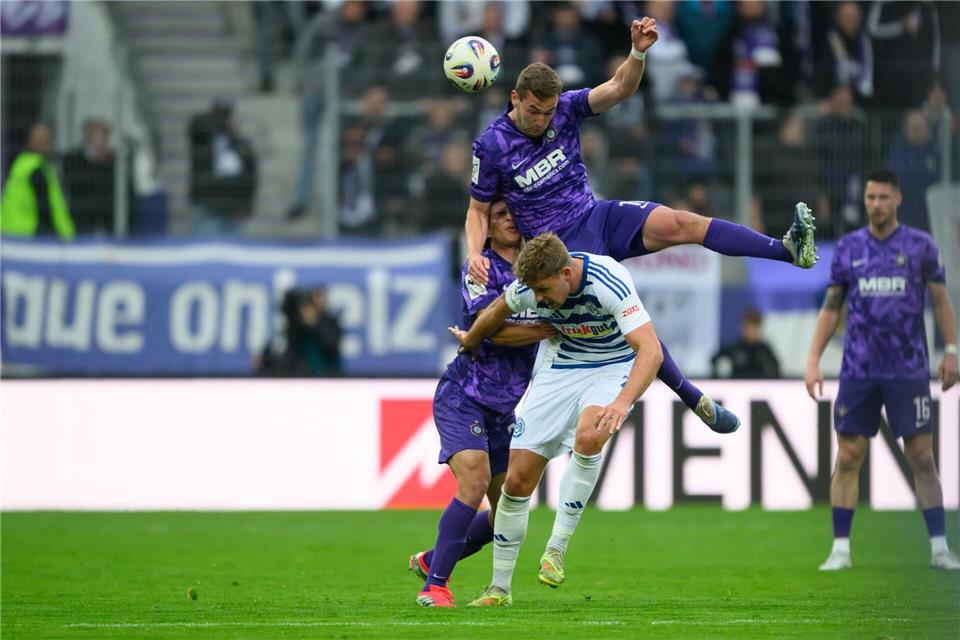  Jonah Fabisch (FC Erzgebirge Aue, l-r), Julian Günther-Schmidt (FC Erzgebirge Aue) kämpfen mir Thilo Töpken (MSV Duisburg) um den Ball.Robert Michael/dpa