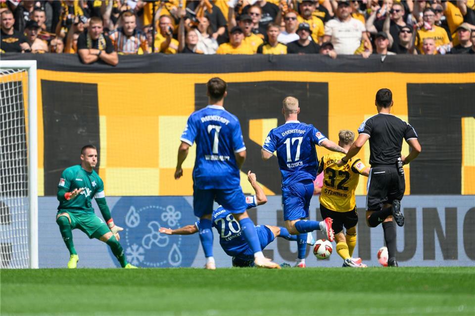  Jonas Sterner (Dynamo Dresden, 2.v.r) erzielt das Tor zum 1:0.Robert Michael/dpa