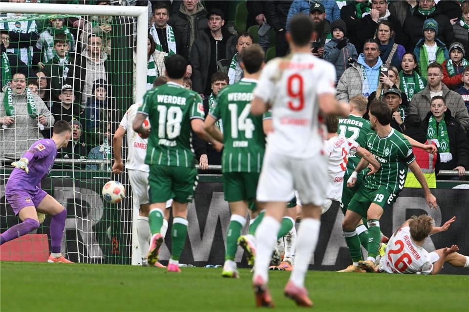  Jovan Milosevic (r. in Grün) trifft zum 1:0 für Werder Bremen gegen Heidenheim.Carmen Jaspersen/dpa