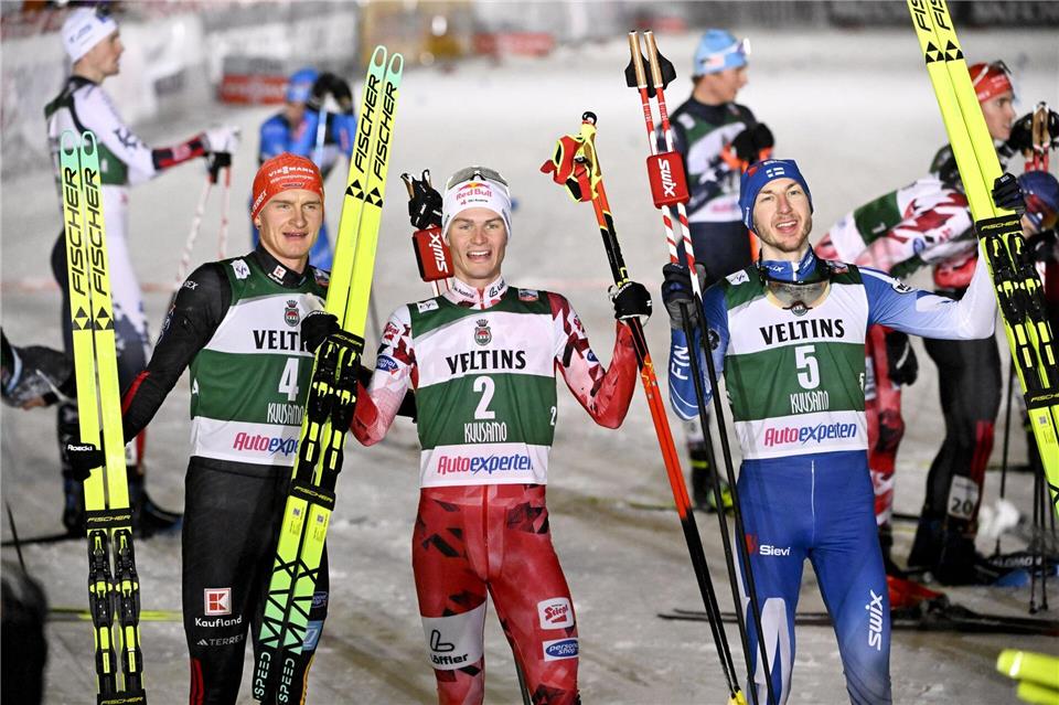 Julian Schmid aus Deutschland (l) freut sich über den geglückten Saisonauftakt.Roni Rekomaa/Lehtikuva/dpa