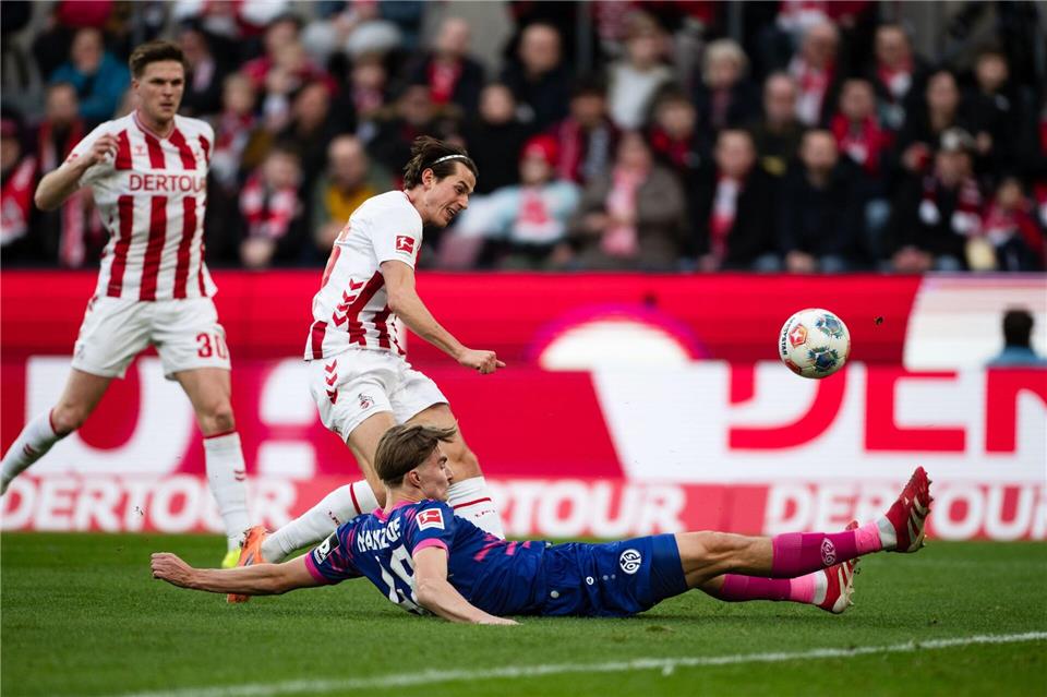  Kacper Potulski vom FSV Mainz 05 klärt einen Schuss von Kölns Jakub Kaminski. Marius Becker/dpa