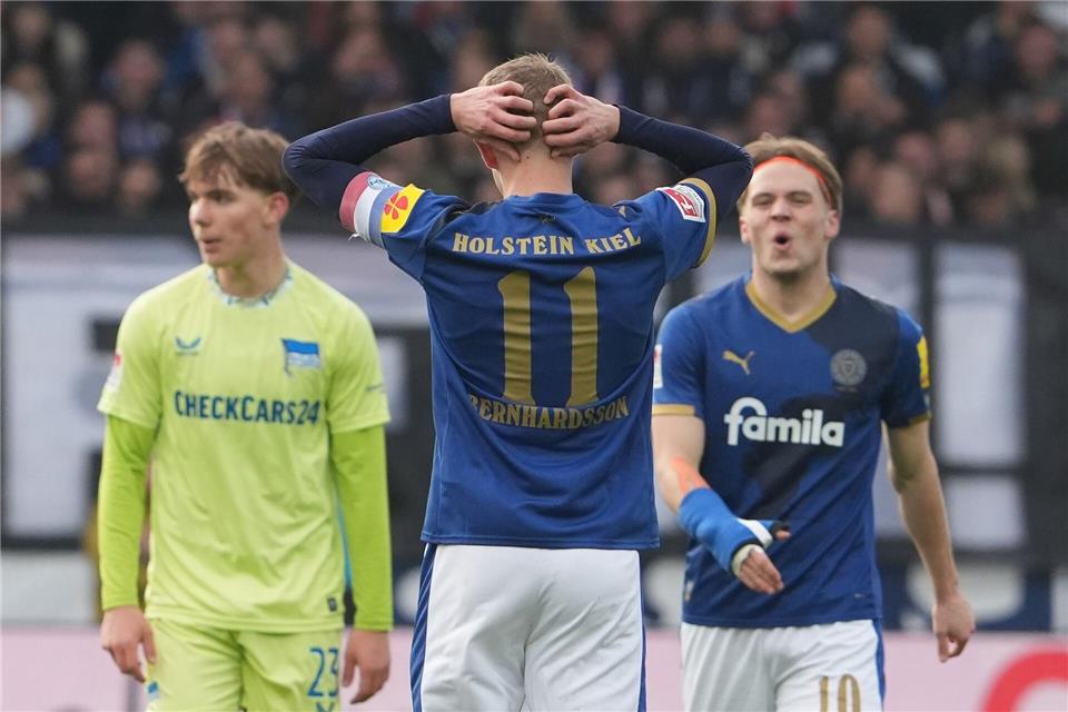  Kiels Alexander Bernhardsson fasst sich an den Kopf.Marcus Brandt/dpa