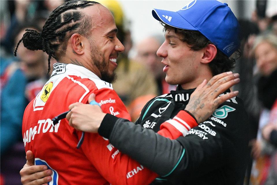  Kimi Antonelli (r) wird von Ferrari-Piloten Lewis Hamilton (l) nach seinem Sieg beglückwünscht.Graham Hughes/The Canadian Press/AP/dpa