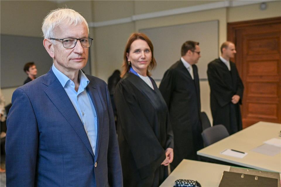 Umwelthilfe kämpft weiter um Schließung von Facebook-Gruppen Kläger Jürgen Resch (l-r) und seine Anwältin Juliane Schütt und die Anwälte von Meta, Tobias Timmann und Philipp Acker. Jens Kalaene/dpa