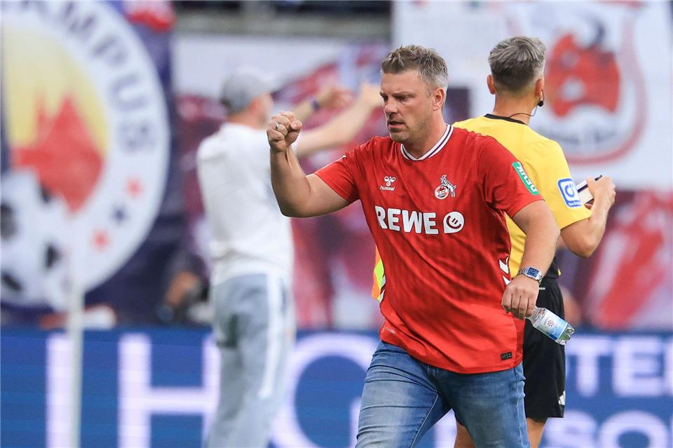 Leipzigs Aufsteiger-Serie hält auch gegen Köln Kölns Trainer Lukas Kwasniok bejubelt das zwischenzeitliche 1:1 seines Teams.Jan Woitas/dpa