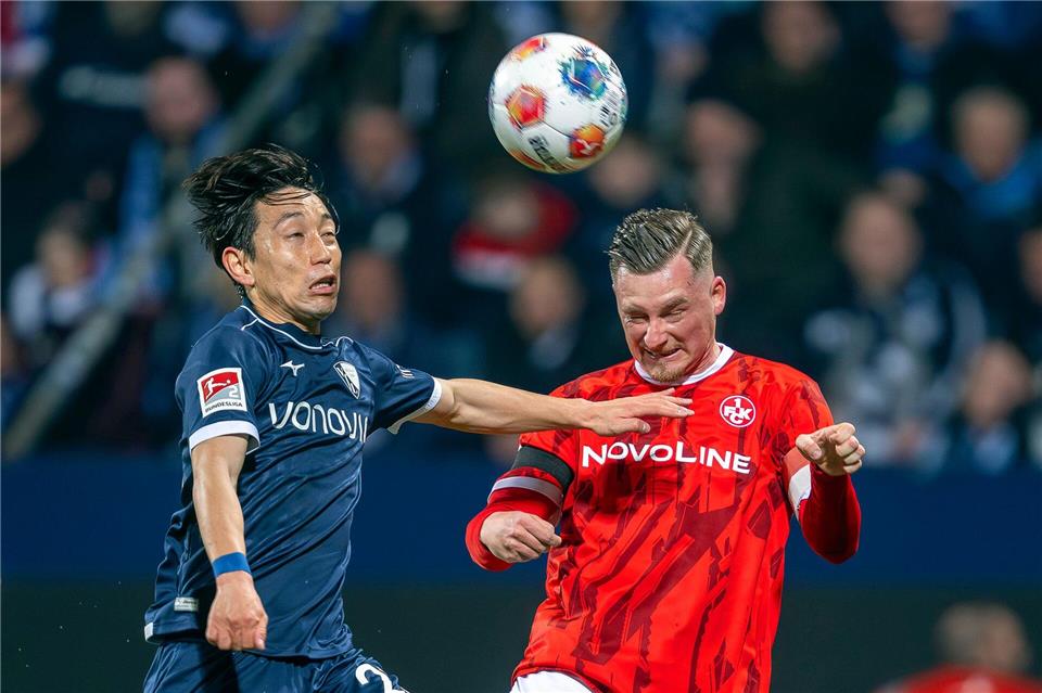  Koji Miyoshi und Marlon Ritter im Kopfballduell.David Inderlied/dpa