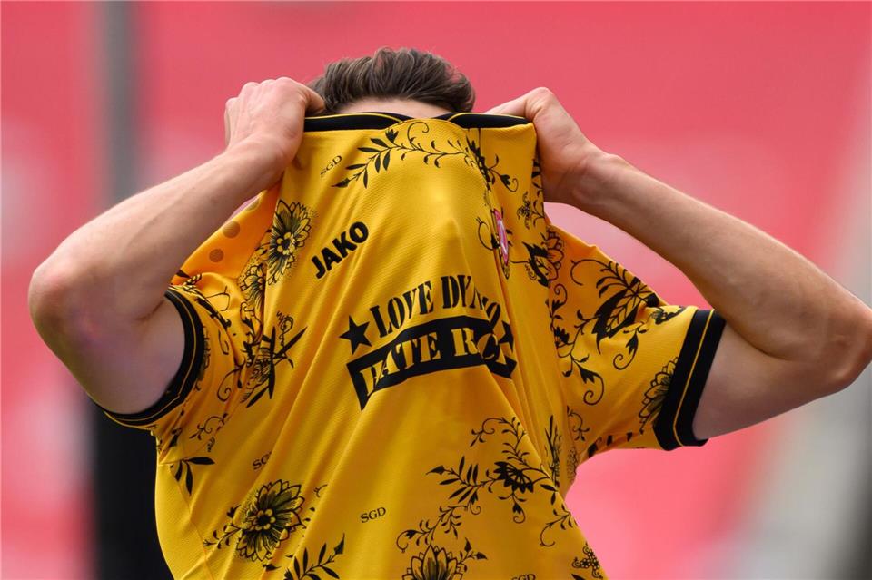  Konrad Faber (Dynamo Dresden) reagiert nach dem Handelfmeter emotional.Robert Michael/dpa