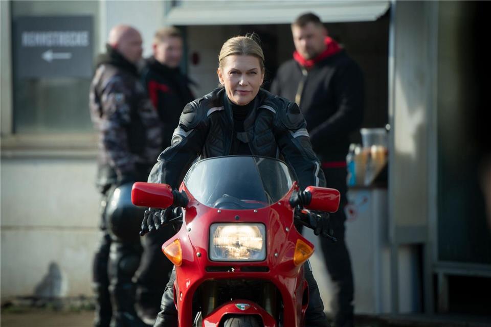  LKA-Kommissarin Helen Dorn (Anna Loos) gibt sich als Ex-Stuntfahrerin aus Übersee aus - und imponiert damit einem früheren Motorradrennfahrer. Georges Pauly/ZDF/dpa