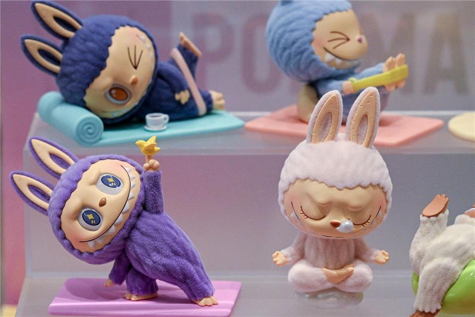  Labubu-Plüschfiguren sind bei Sammlern begehrt. Nun ist auch ein Film über das Monster geplant. (Archivbild)picture alliance/dpa