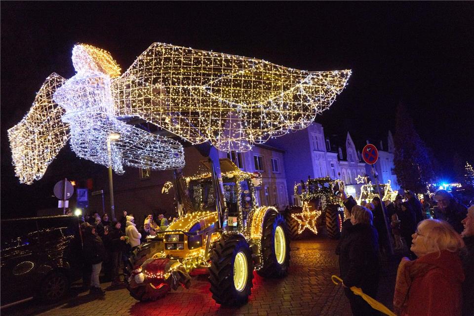 Landwirte sind mit mehr als 30 weihnachtlich geschmückten Treckern in einem Korso nach Lübeck gefahren, um krebskranke Kinder und ihr Pflegepersonal zu beschenken.Georg Wendt/dpa