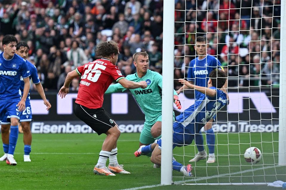  Lars Gindorf (Mitte l) trifft gegen den Karlsruher SC zum 1:0 für Hannover 96.Swen Pförtner/dpa