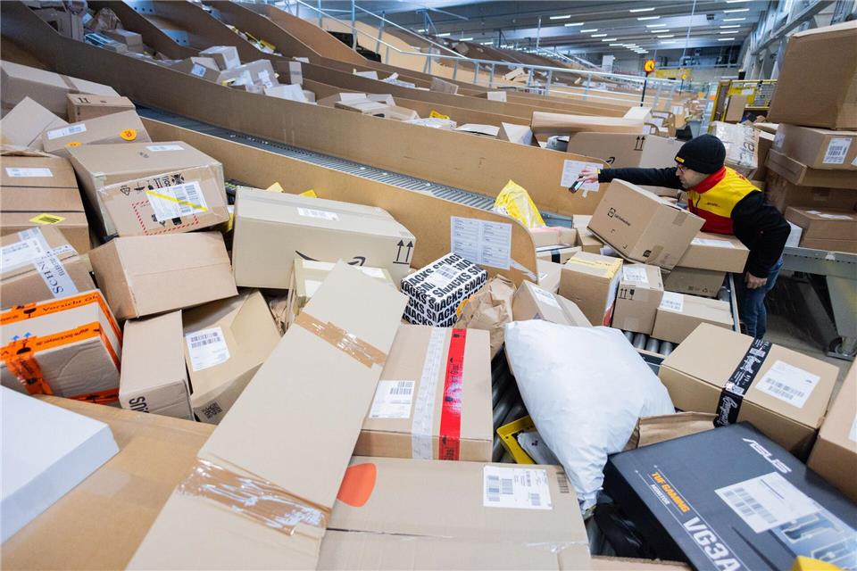  Laut EU-Kommission kamen 2024 täglich rund zwölf Millionen Pakete in der EU an - deutlich mehr als in den beiden Vorjahren. (Symbolbild)Rolf Vennenbernd/dpa