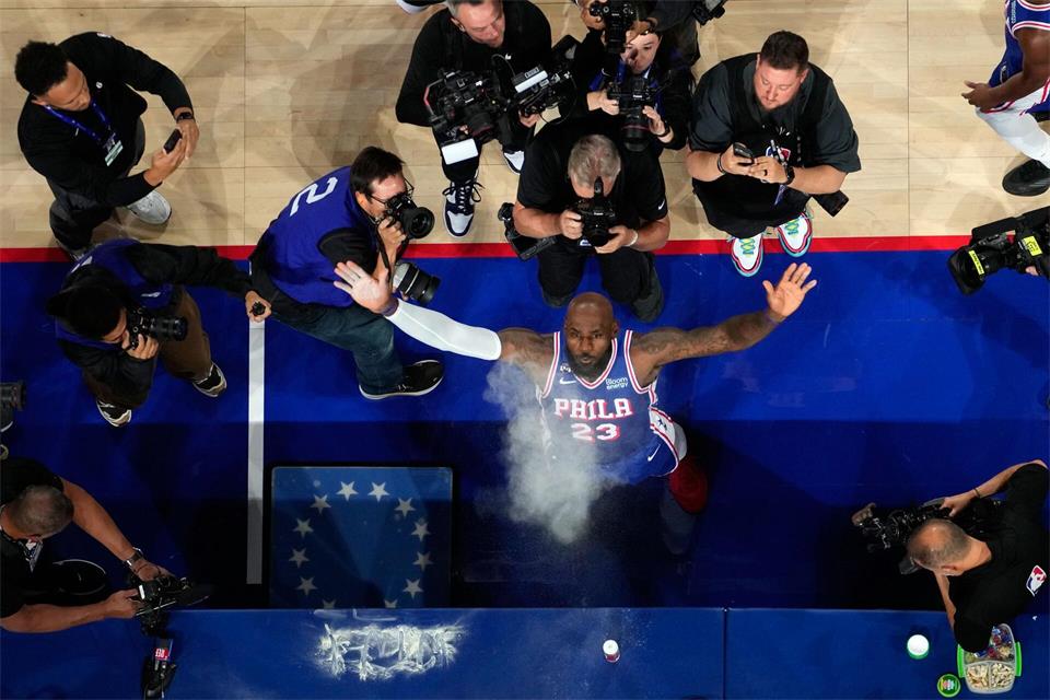  LeBron James wirft Kreide in die Luft.Matt Slocum/AP/dpa