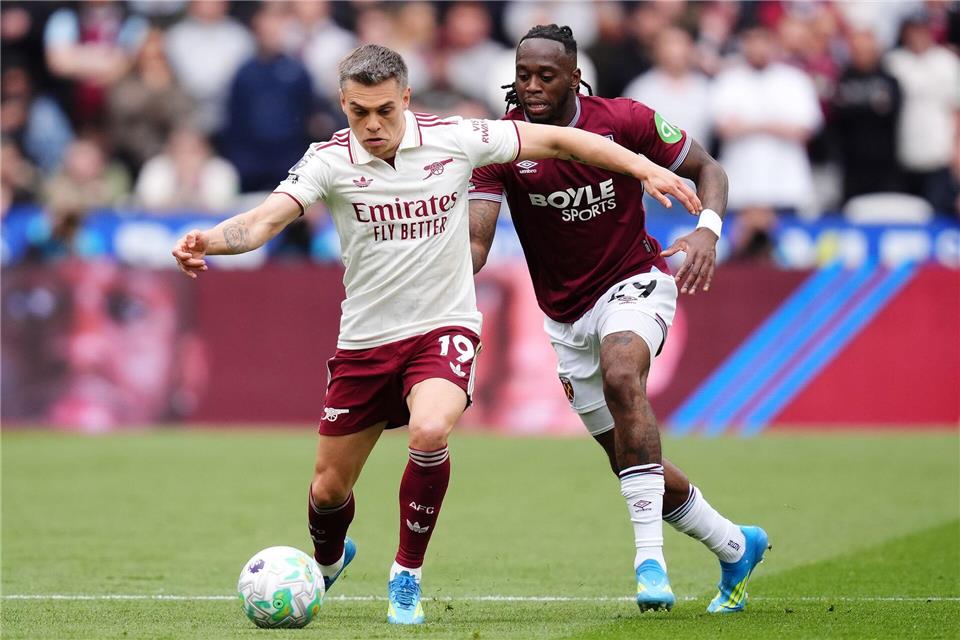  Leandro Trossard (links) erzielt den entscheidenden Treffer für Arsenal.John Walton/PA Wire/dpa