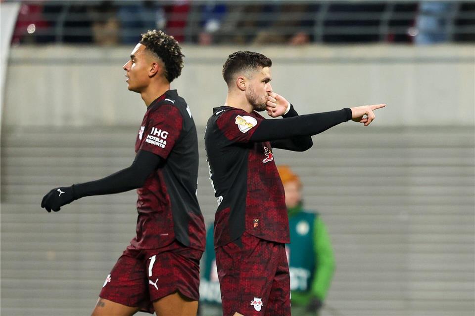  Leipzigs Spieler um Christoph Baumgartner (r, RB Leipzig) und Antonio Nusa (RB Leipzig) jubeln nach dem Treffer zum 2:1.Jan Woitas/dpa