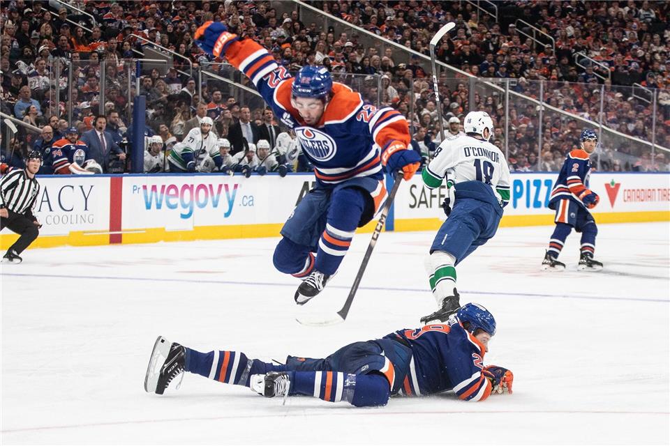 Nächster Sieg für NHL-Trainer Sturm mit den Boston Bruins Leon Draisaitl liegt auf dem Eis, trifft aber später zum 3:1-Endstand.JASON FRANSON/The Canadian Press/AP/dpa