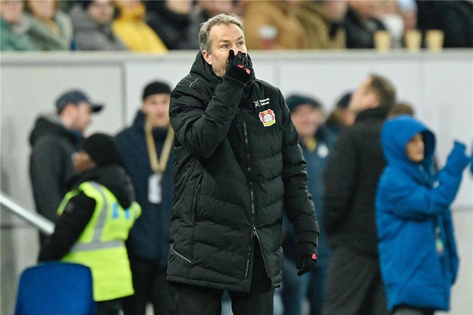  Leverkusens Trainer Kasper Hjulmand will mit seiner Mannschaft in die Playoffs in der Champions League. Uwe Anspach/dpa