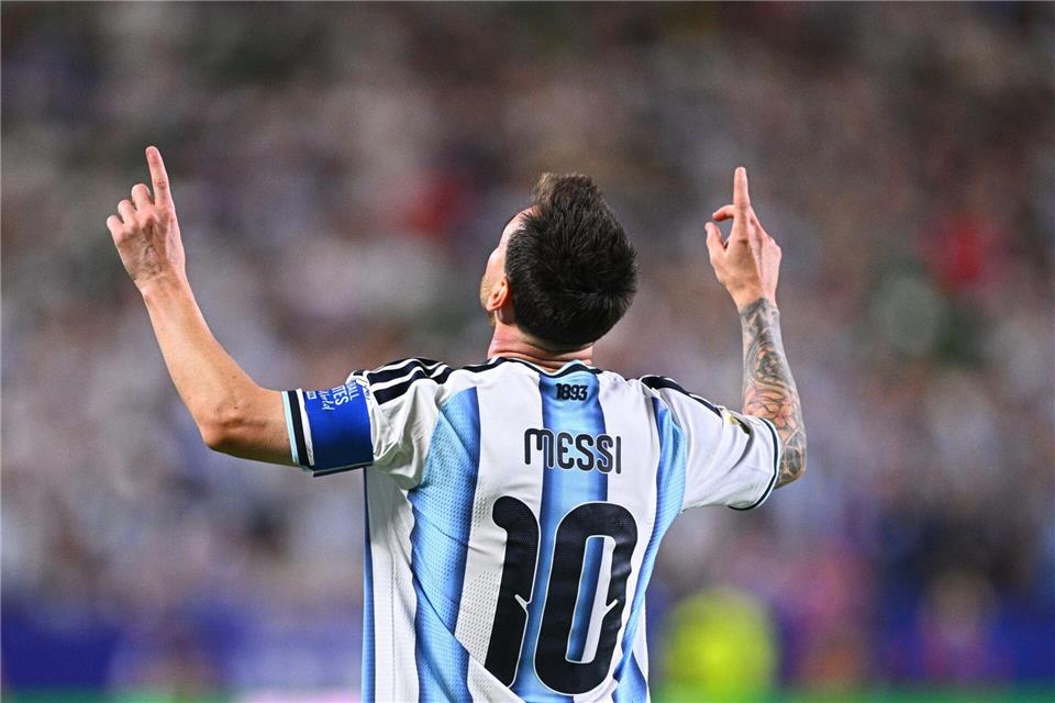  Lionel Messi aus Argentinien jubelt über seinen zweiten Treffer zum 2:0 bei der WM gegen Algerien.Tom Weller/dpa