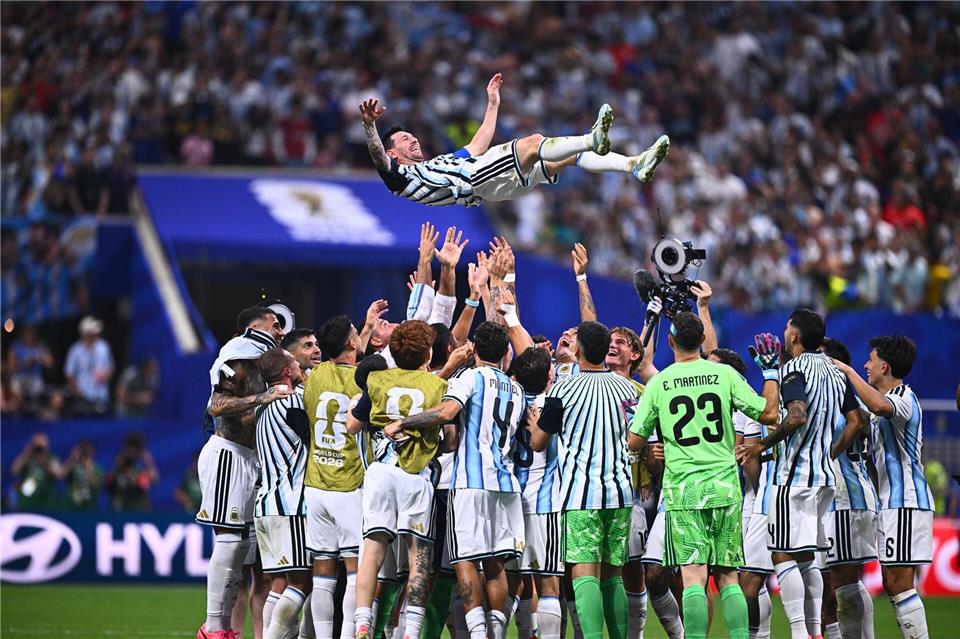  Lionel Messi aus Argentinien wird nach dem Sieg gegen Ägypten von seinen Teammitgliedern in die Luft geworfen.Tom Weller/dpa