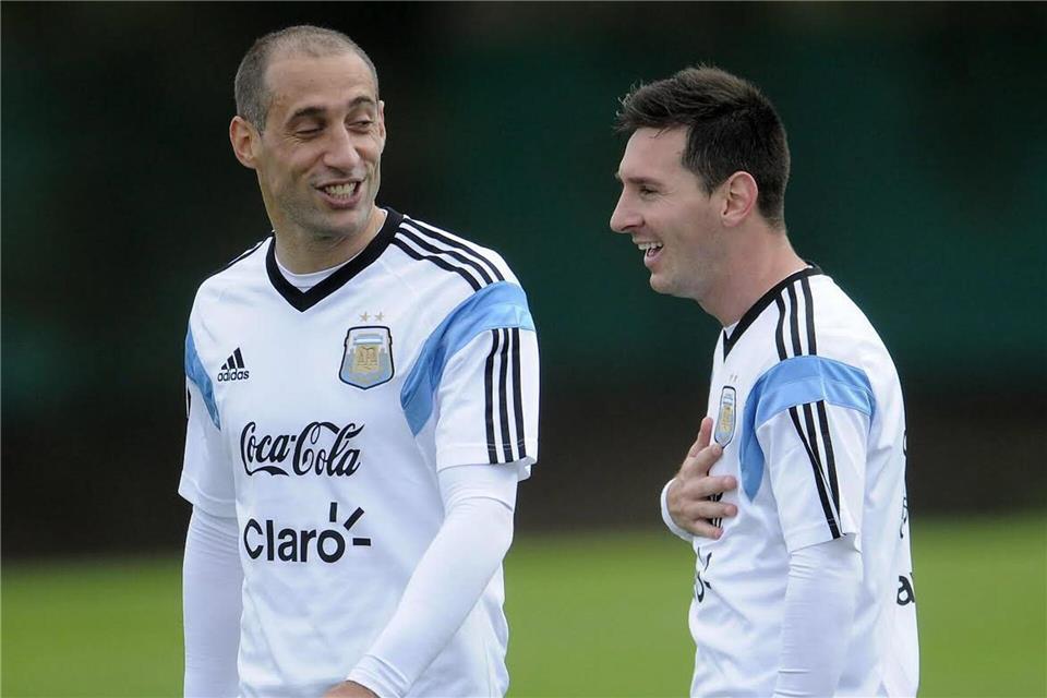  Lionel Messi (r) und Pablo Zabaleta bei der argentinischen Nationalmannschaft.picture alliance / dpa