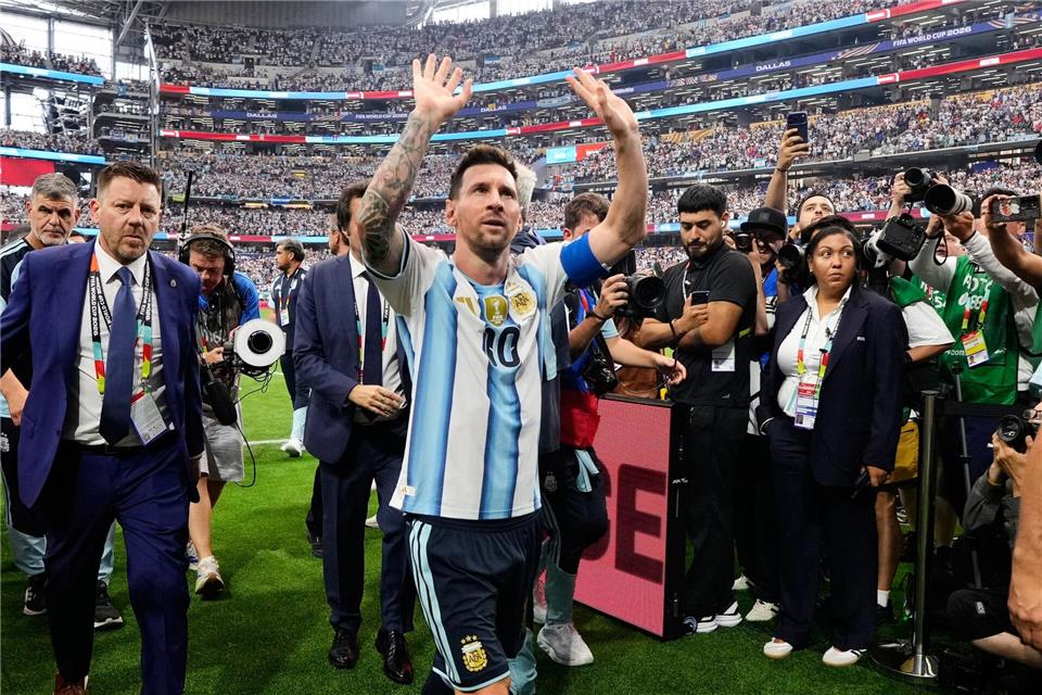  Lionel Messi verlässt nach seinen zwei Toren das Feld.Tony Gutierrez/AP/dpa