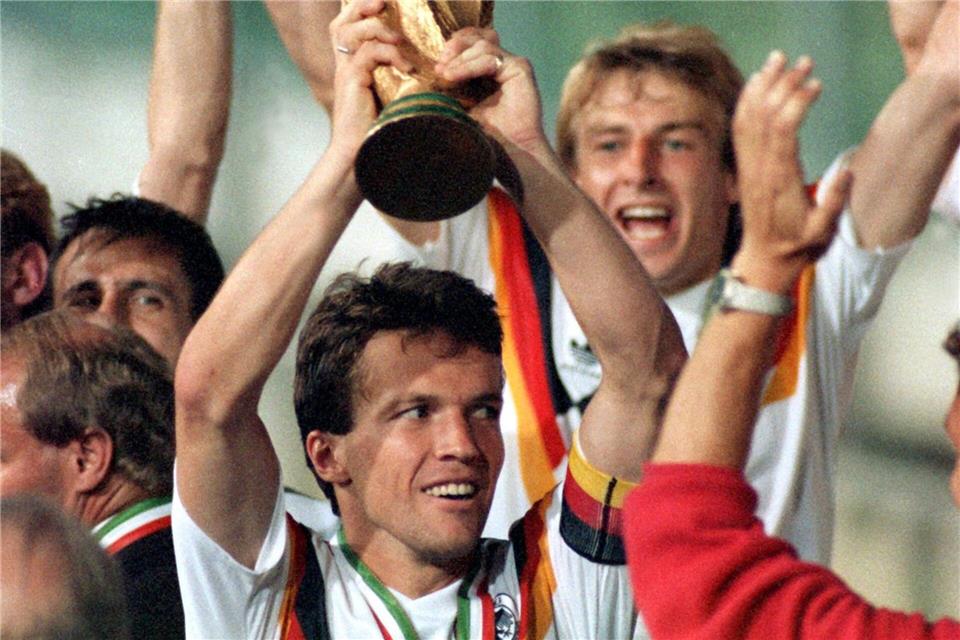  Lothar Matthäus mit dem WM-Pokal in den Händen. (Archivbild)Frank Kleefeldt/Deutsche Presse-Agentur GmbH/dpa